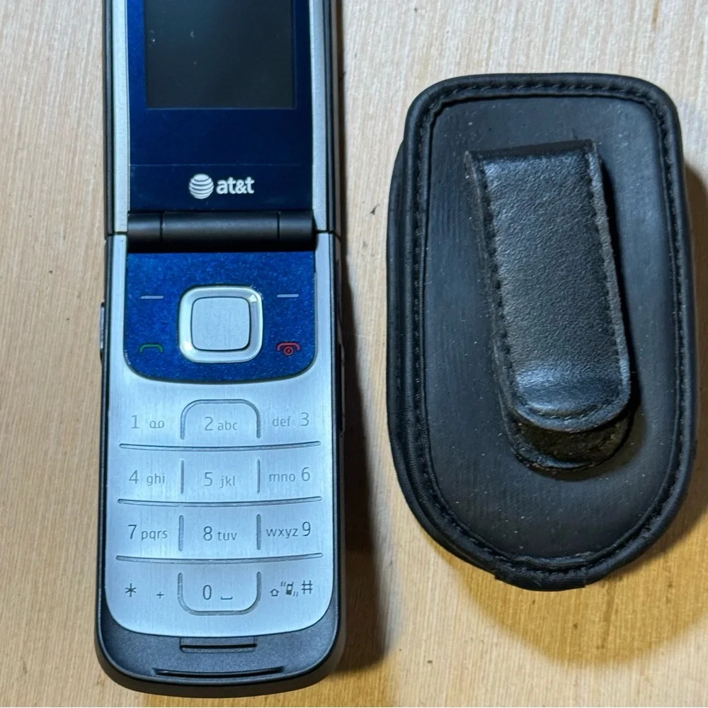 NOKIA Cell Flip Phone Model:2720A-2B No Charge “UNTESTED”w/Case Buy As Is Read!